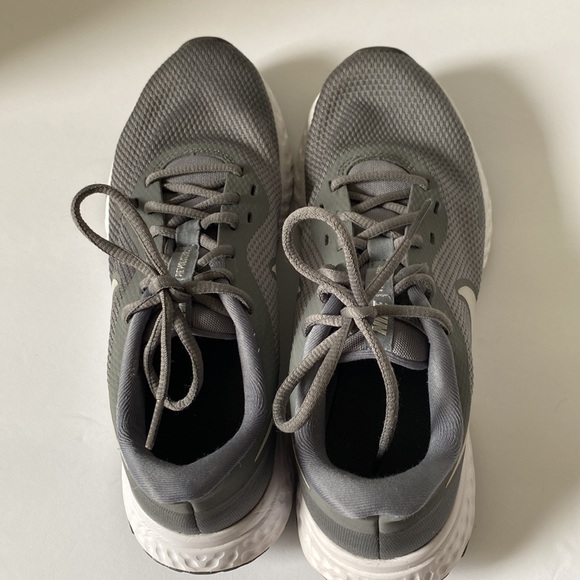 Nike Women Size 8 Gray Revolution Running Shoes - Picture 6 of 9